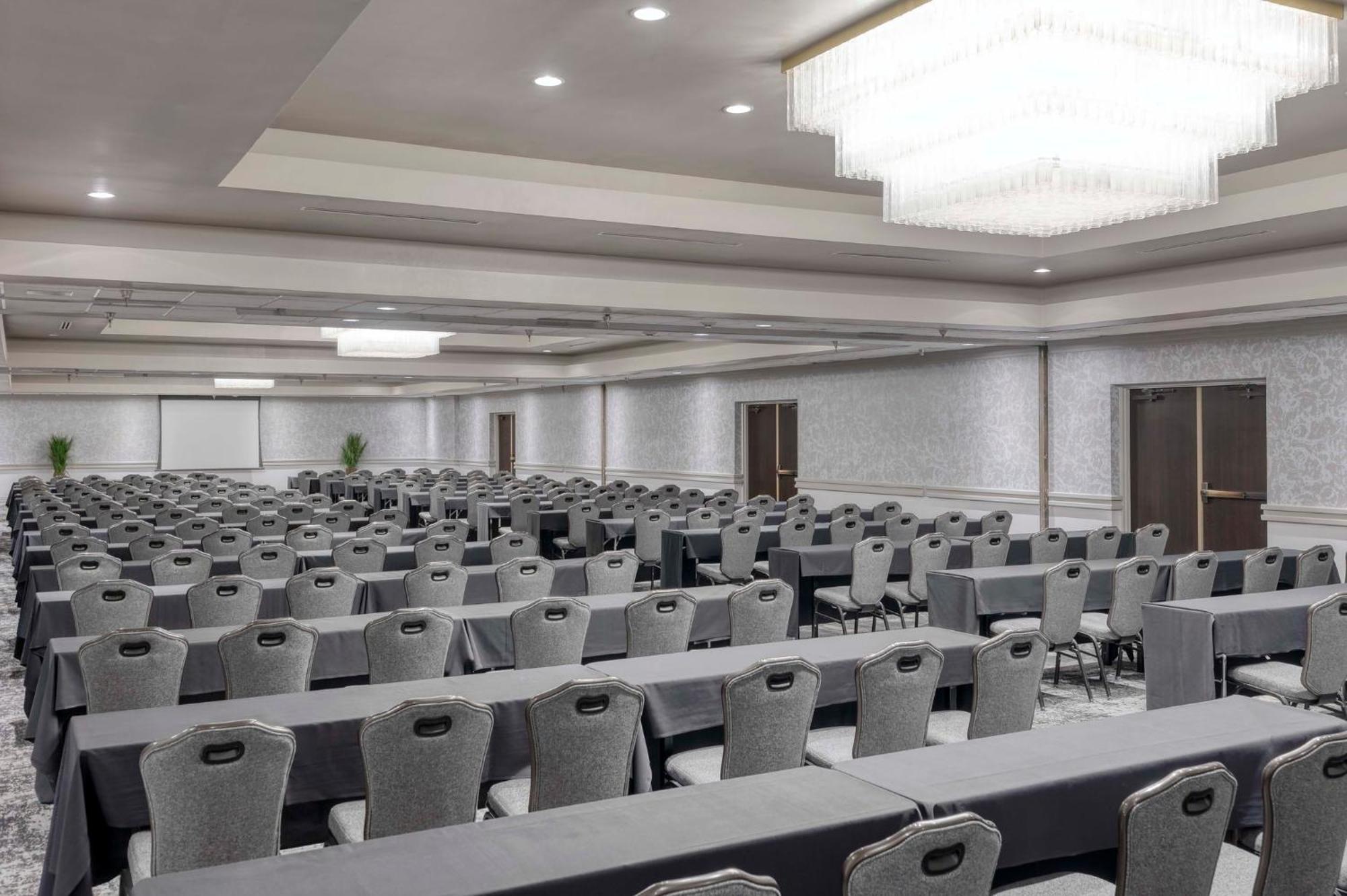 Hotel Crowne Plaza Indianapolis-Airport By Ihg Exterior foto
