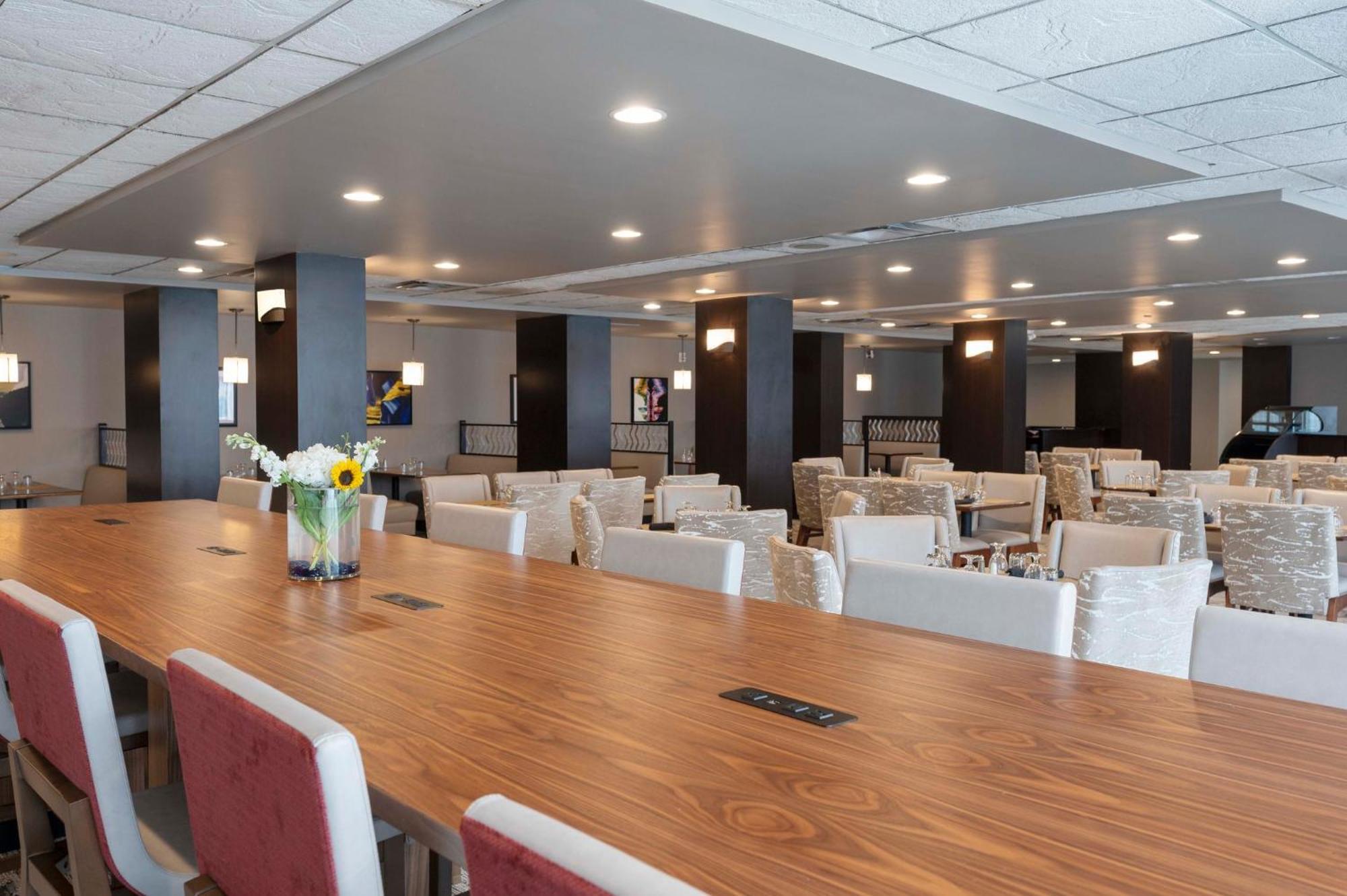 Hotel Crowne Plaza Indianapolis-Airport By Ihg Exterior foto