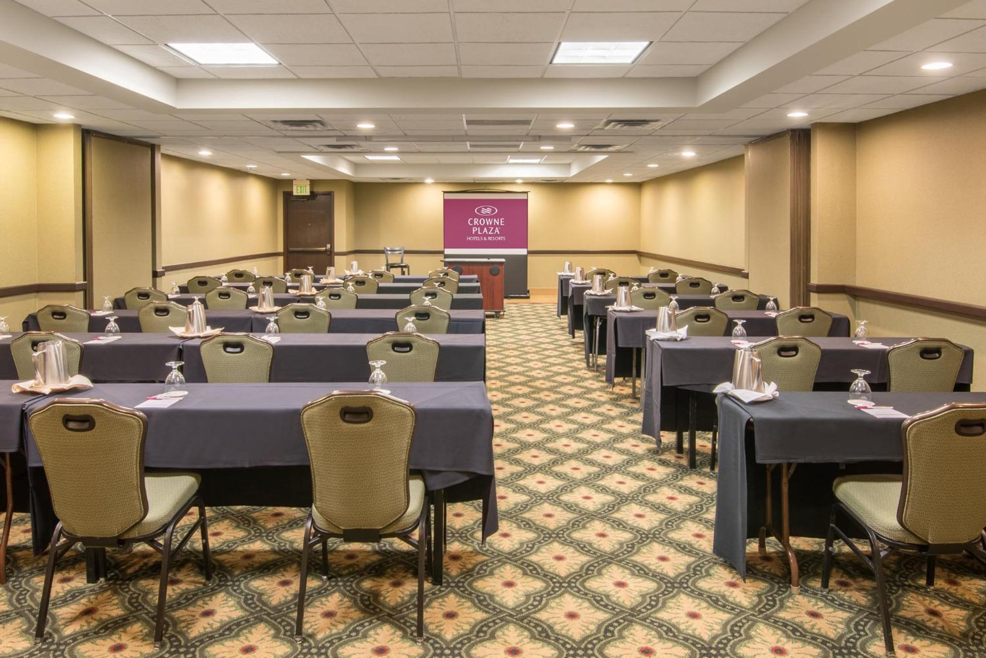 Hotel Crowne Plaza Indianapolis-Airport By Ihg Exterior foto